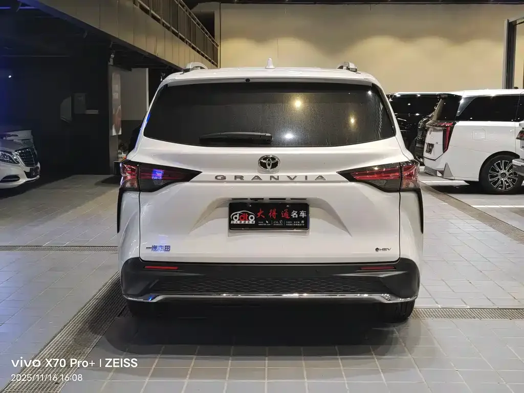 Toyota Granvia — фото 4
