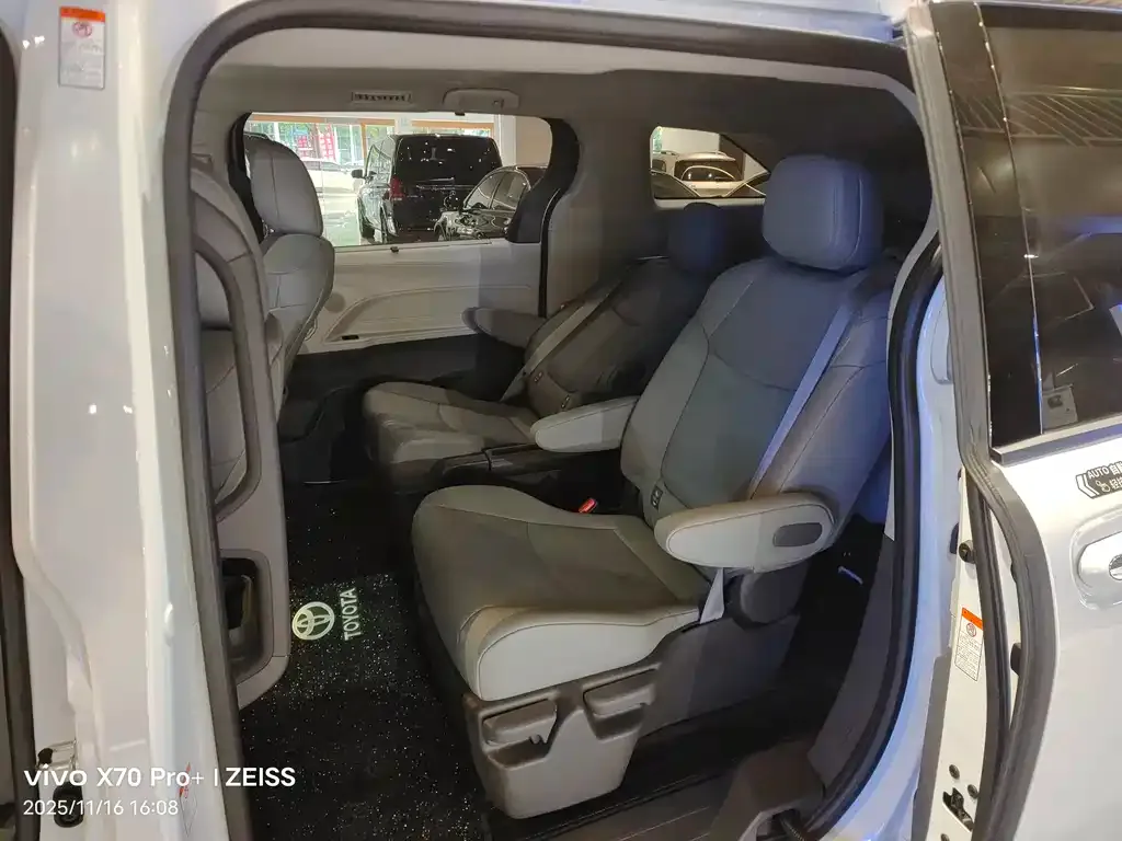 Toyota Granvia — фото 6