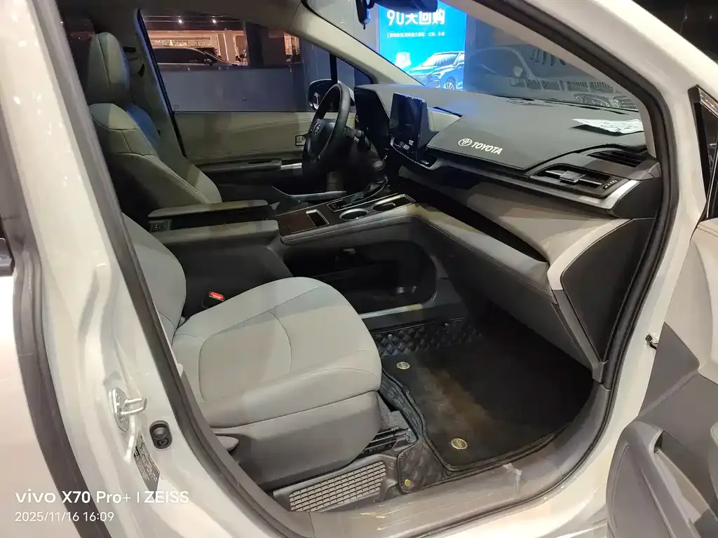 Toyota Granvia — фото 7