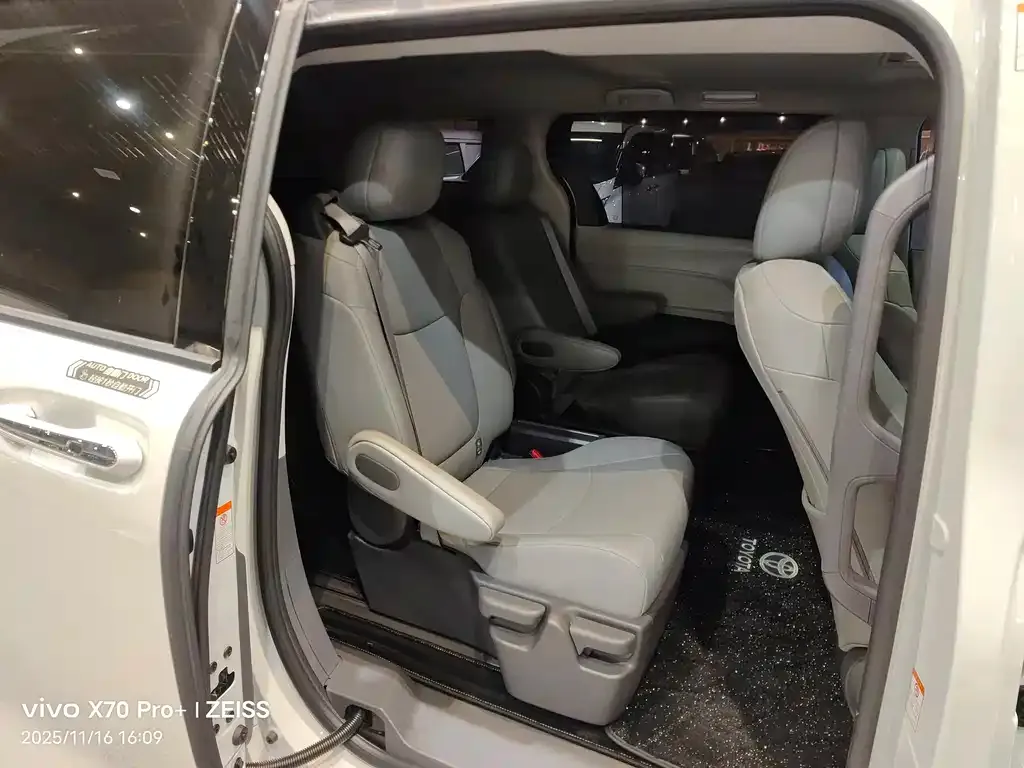 Toyota Granvia — фото 8