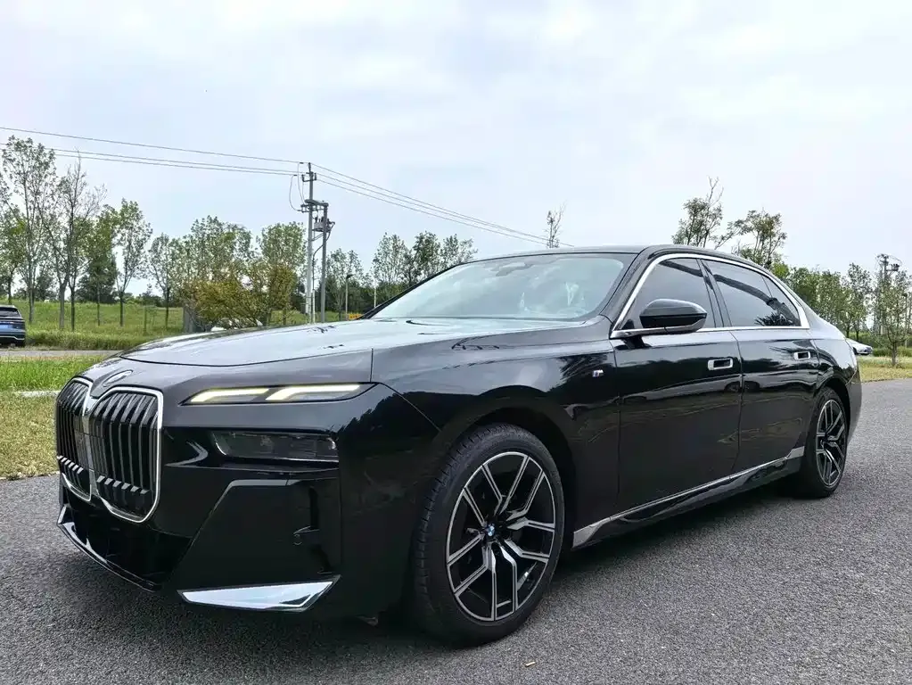 BMW 7 Series 2023 из CN, фото 1