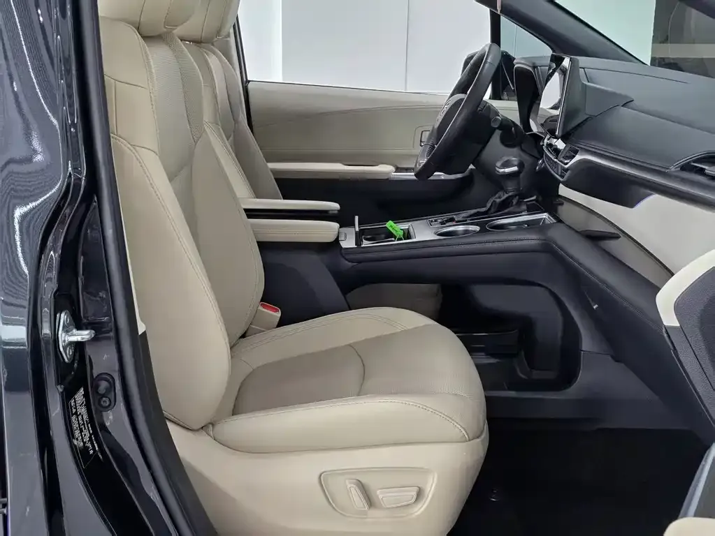 Toyota Granvia 2023 из CN, фото 9