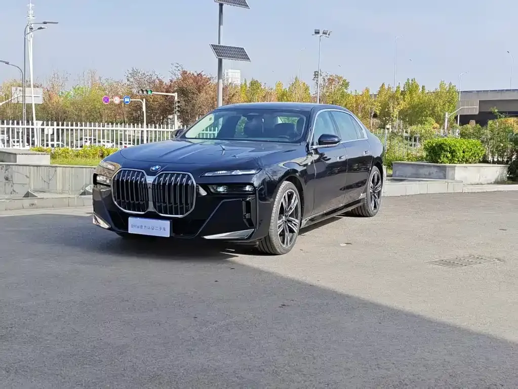 BMW 7 Series — фото 1