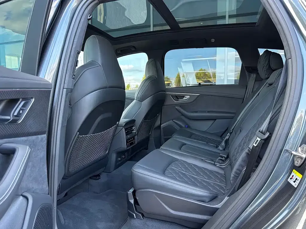 Audi SQ7 2024 из CN, фото 10
