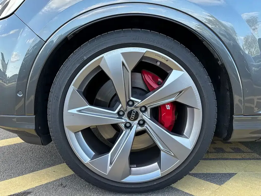 Audi SQ7 2024 из CN, фото 3