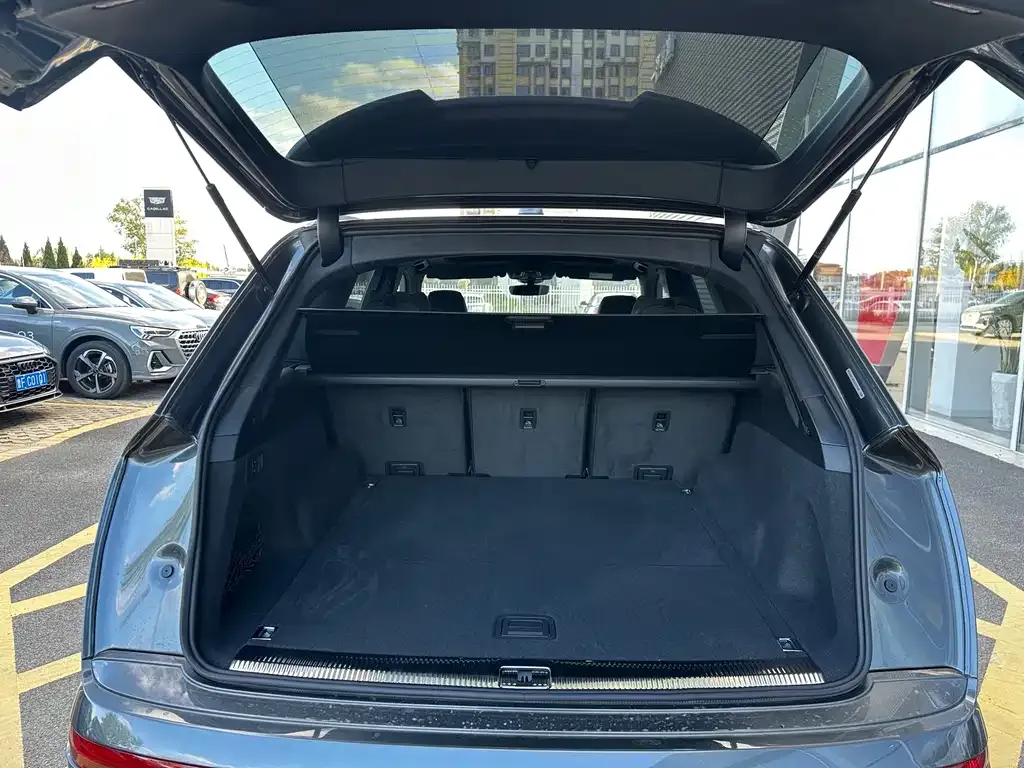 Audi SQ7 2024 из CN, фото 9