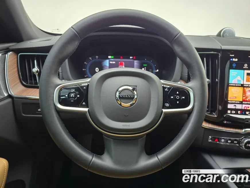 Volvo XC60 — фото 10