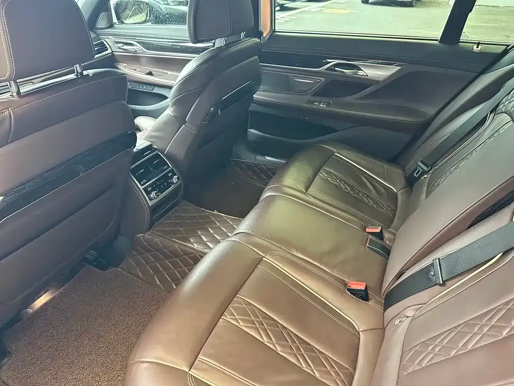 BMW 7 Series — фото 10