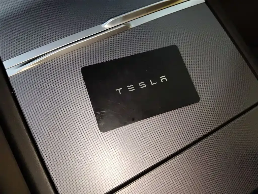 Tesla Model 3 — фото 9