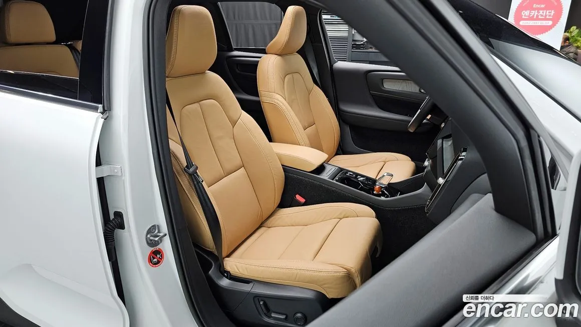 Volvo XC40 — фото 10