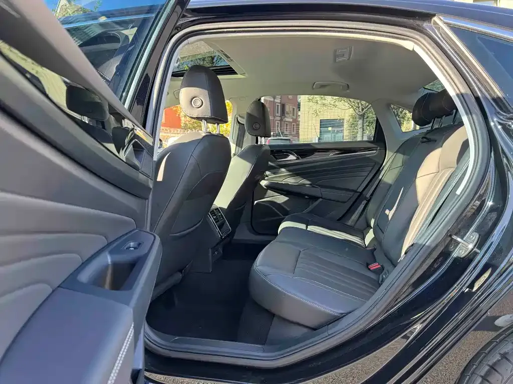 Volkswagen Passat 2023 из CN, фото 9