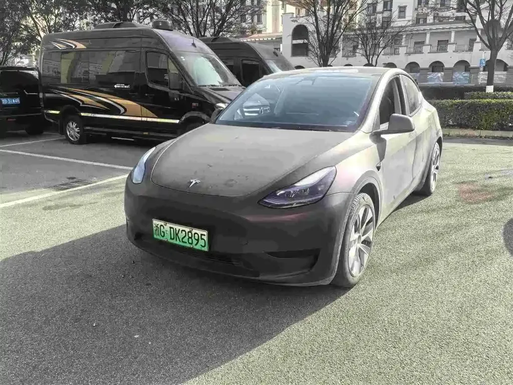 Tesla Model Y — фото 1
