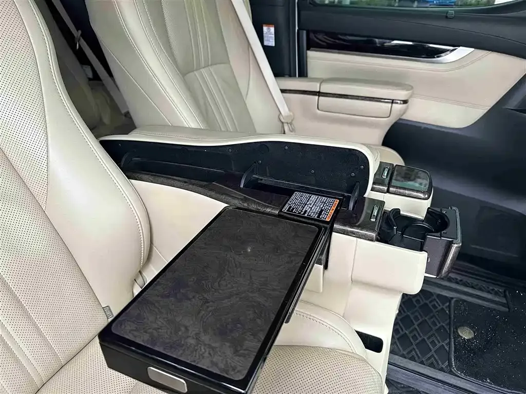 Toyota Alphard — фото 10