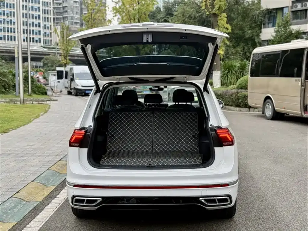 Volkswagen Tiguan L — фото 10