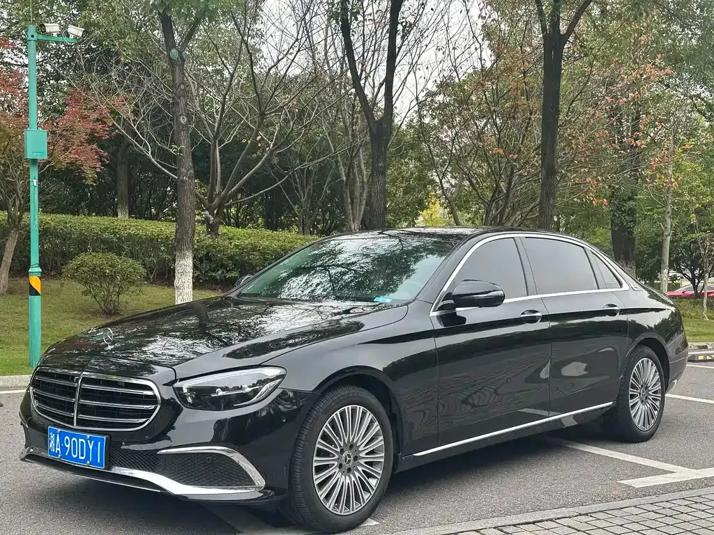 Mercedes-Benz E-Class — фото 1