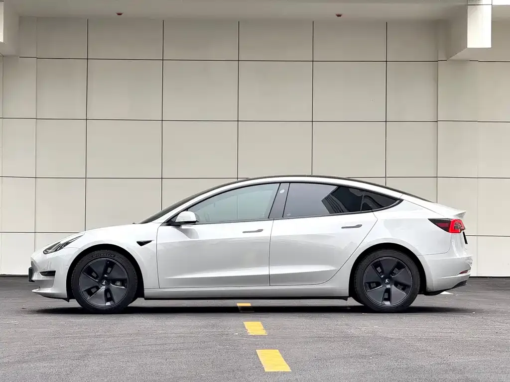 Tesla Model 3 — фото 4