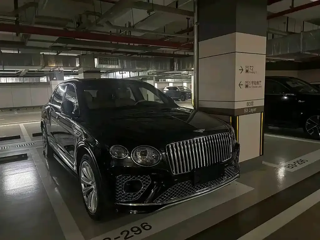 Bentley Bentayga 2023 из CN, фото 4