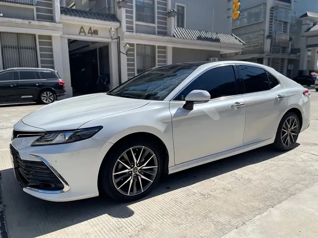 Toyota Camry — фото 1