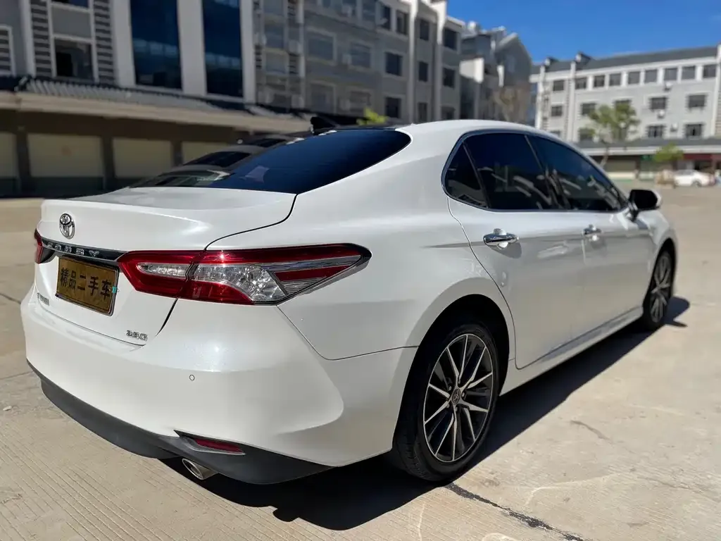 Toyota Camry — фото 7
