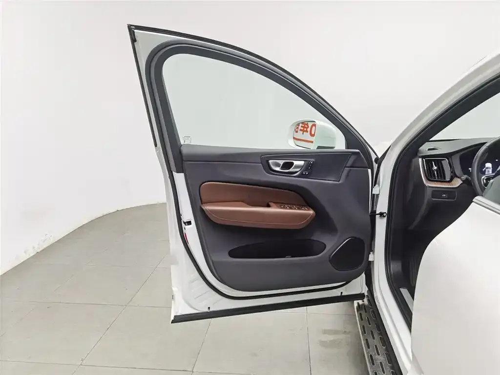 Volvo XC60 2023 из CN, фото 8