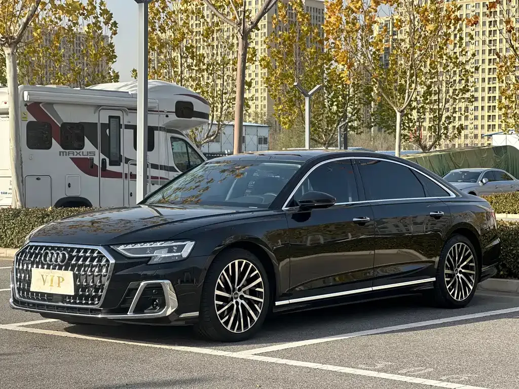 Audi A8 — фото 1