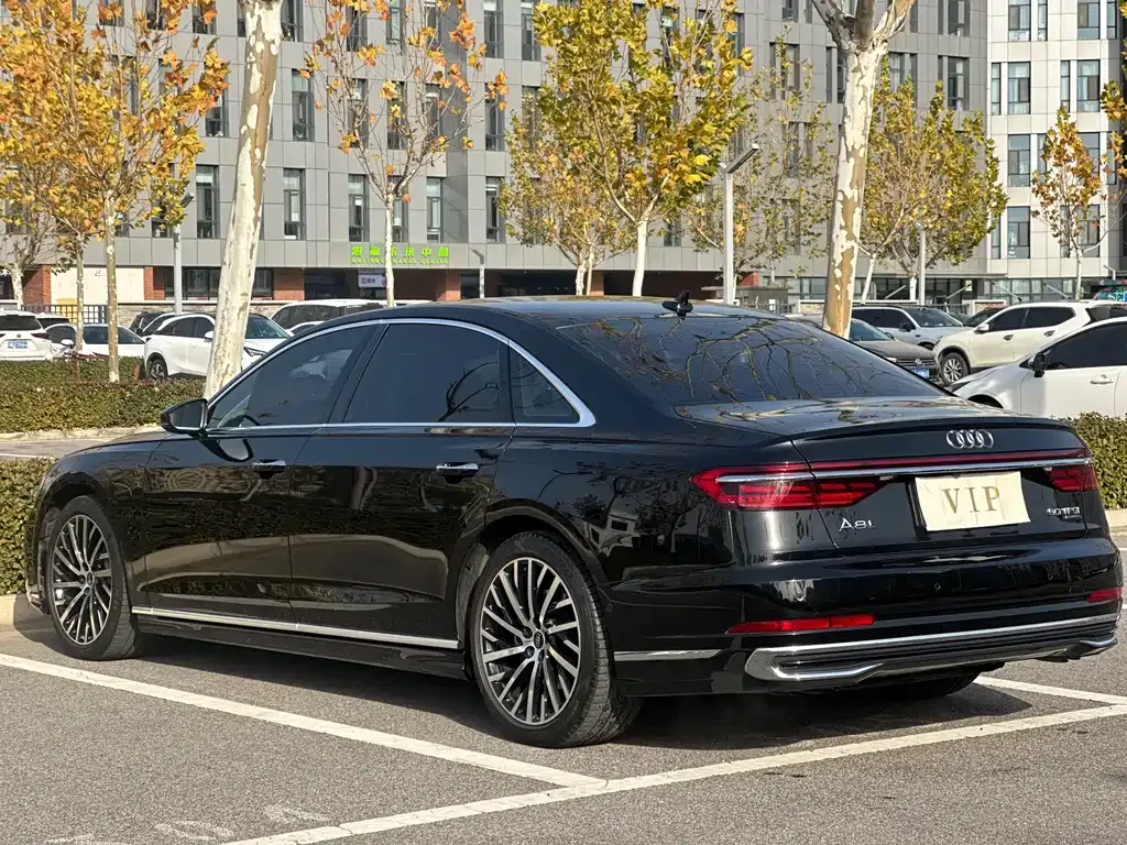 Audi A8 — фото 6