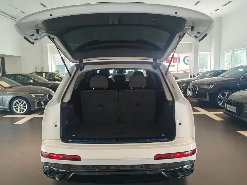 Audi Q7 2023 из CN, фото 9