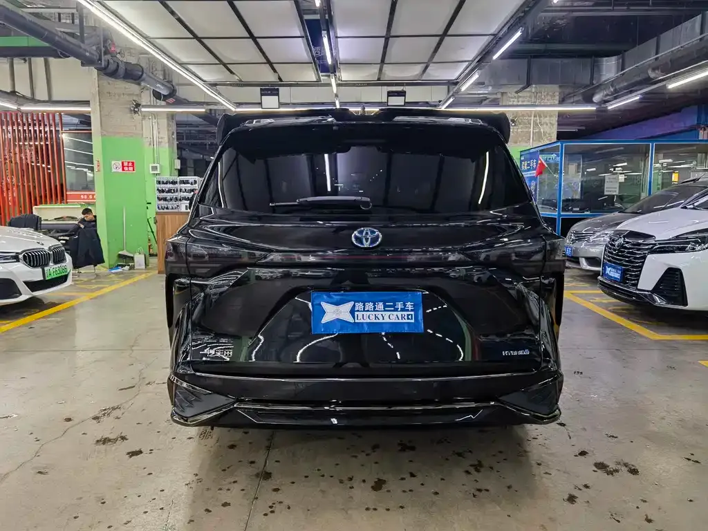 Toyota Granvia — фото 5
