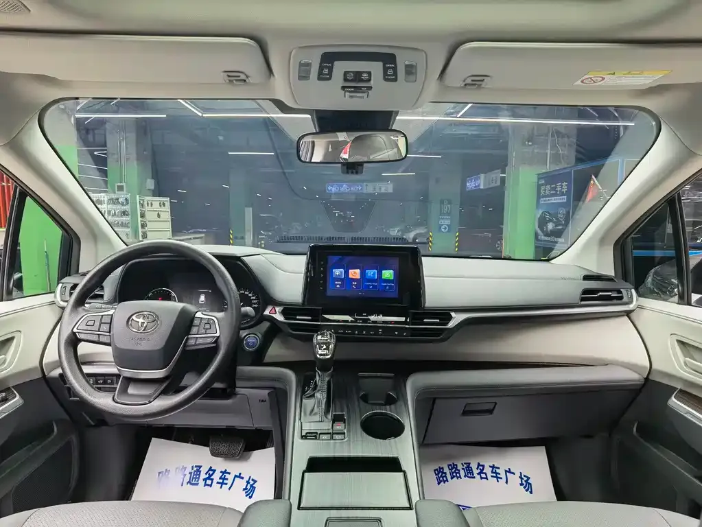 Toyota Granvia — фото 7