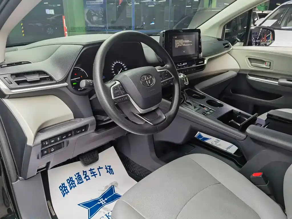 Toyota Granvia — фото 8
