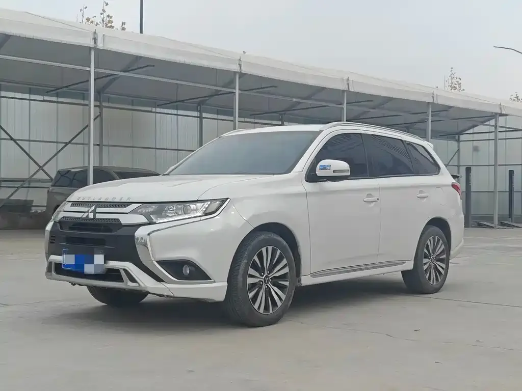 Mitsubishi Outlander — фото 1