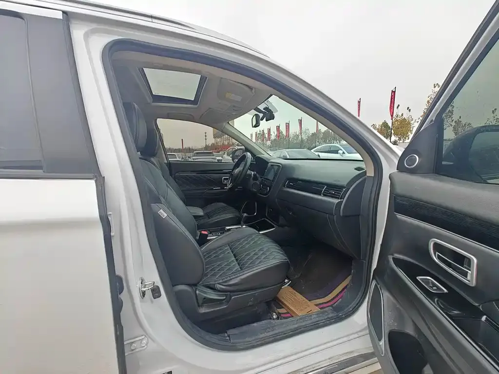 Mitsubishi Outlander — фото 10