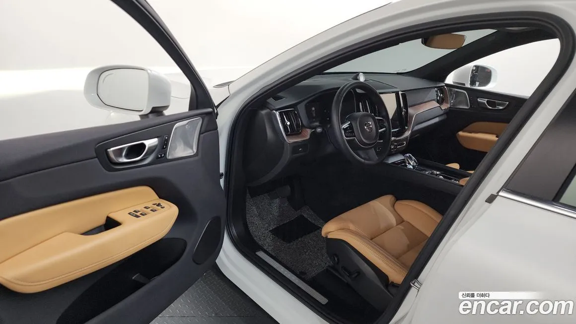 Volvo XC60 — фото 10