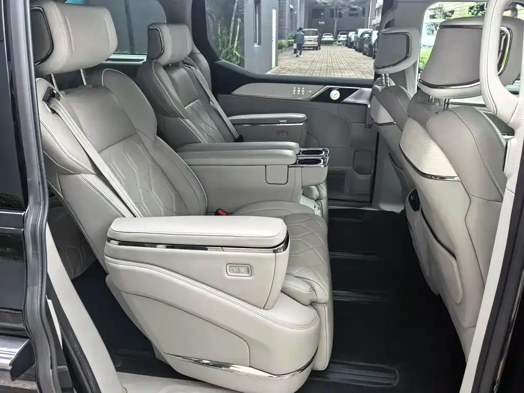 Volvo EM90 2024 из CN, фото 5