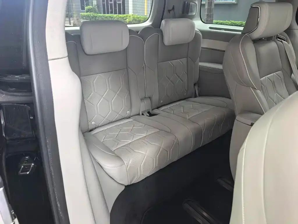 Volvo EM90 2024 из CN, фото 7