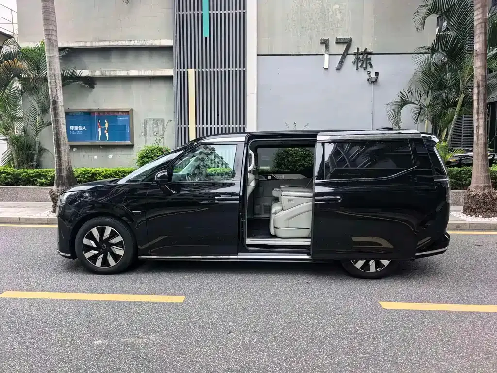 Volvo EM90 2024 из CN, фото 8