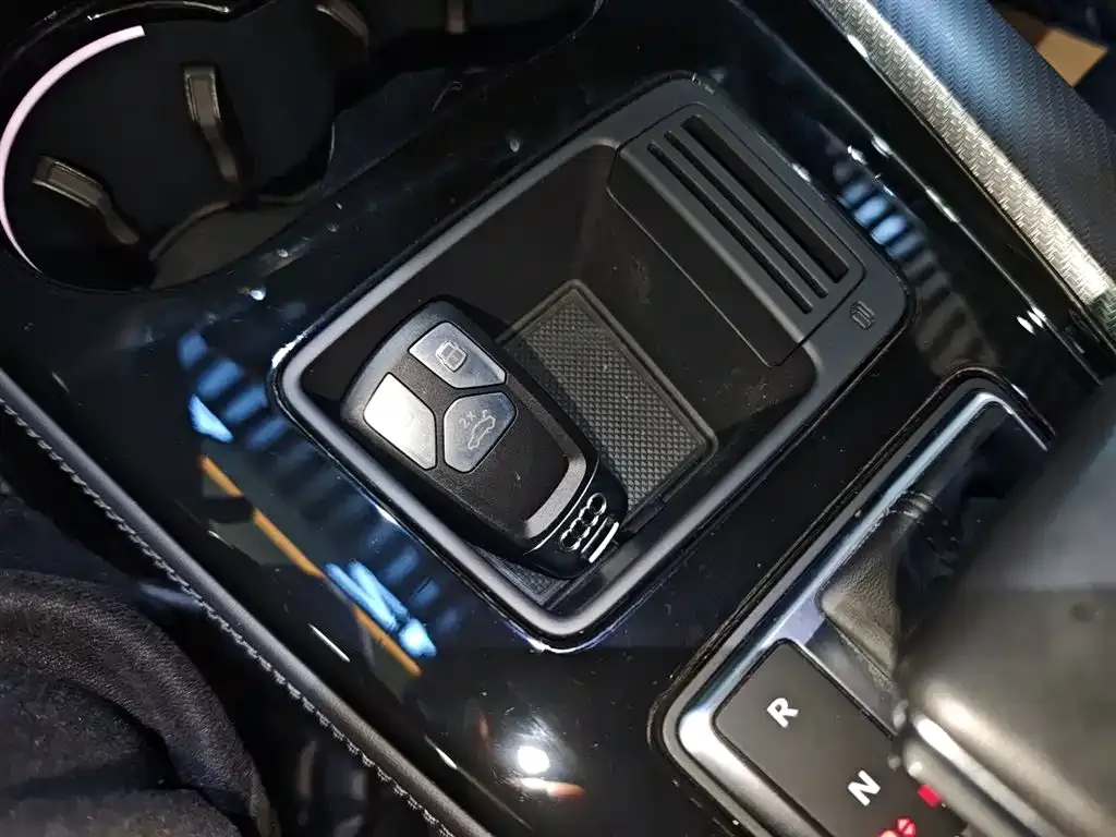 Audi A4L 2024 из CN, фото 9