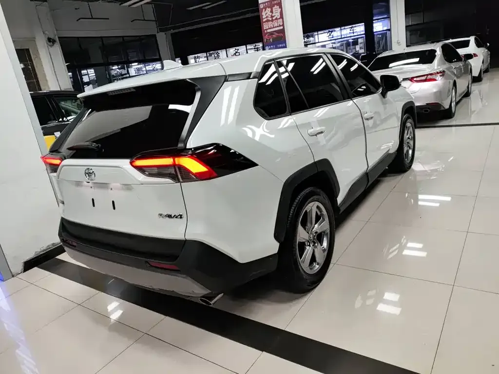 Toyota RAV4 2022 из CN, фото 2