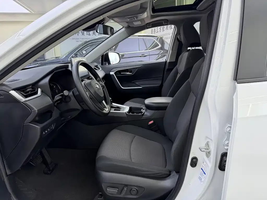Toyota RAV4 2023 из CN, фото 4