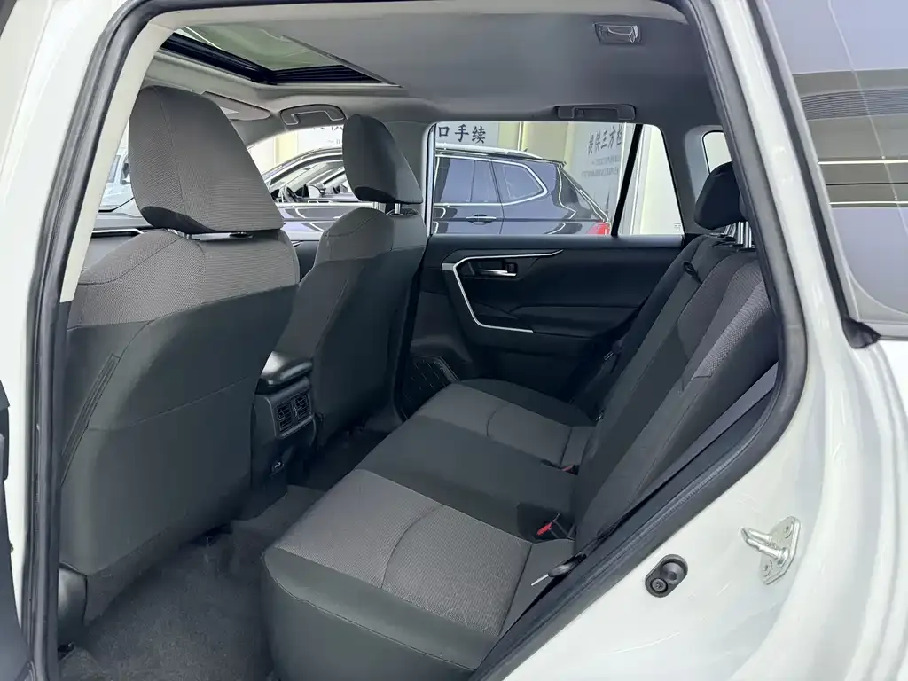 Toyota RAV4 2023 из CN, фото 7