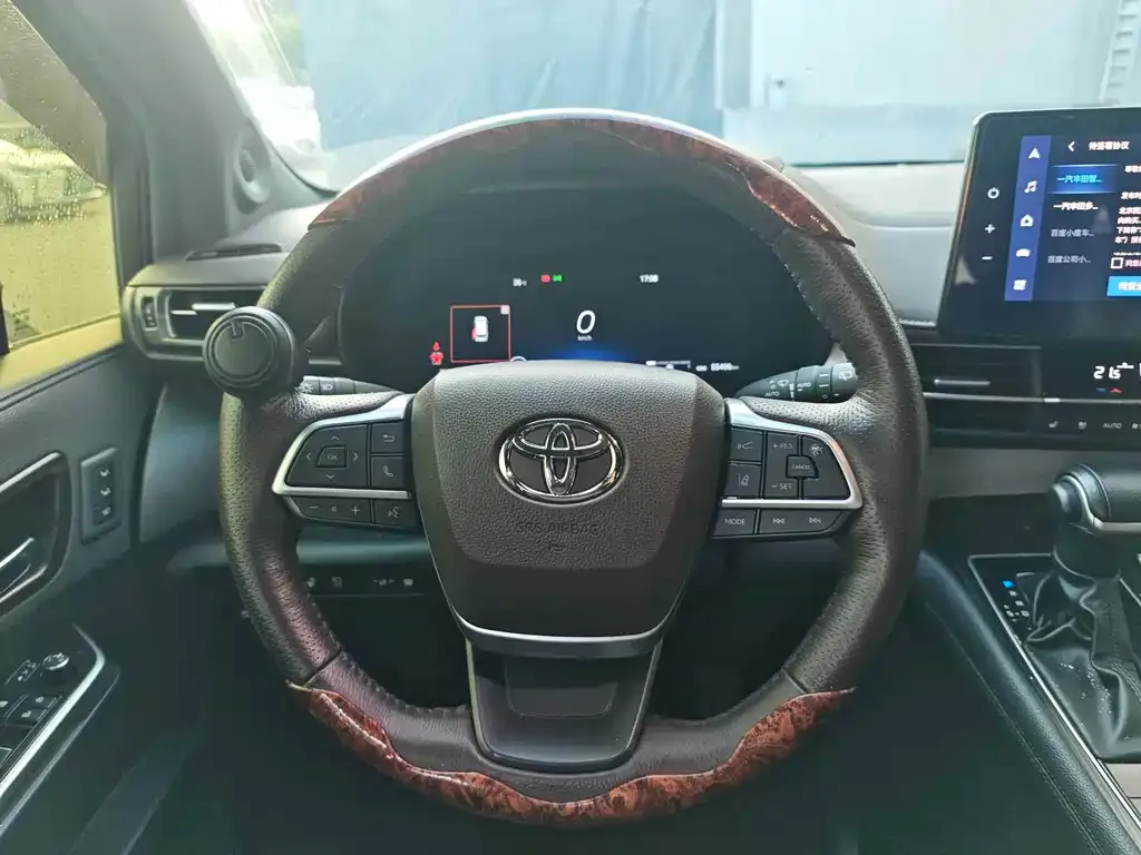 Toyota Granvia 2023 из CN, фото 10