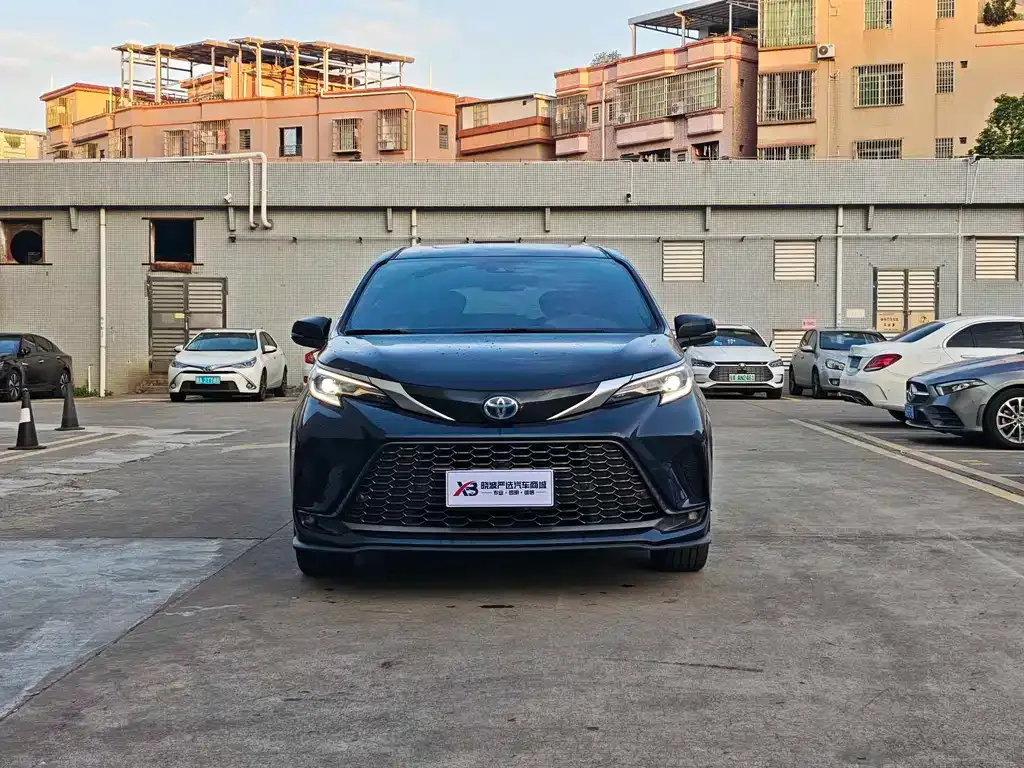 Toyota Granvia 2023 из CN, фото 2