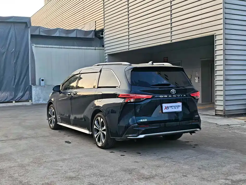 Toyota Granvia 2023 из CN, фото 4