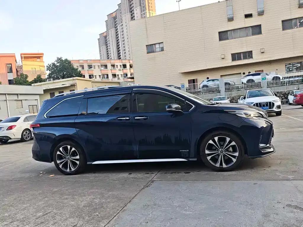Toyota Granvia 2023 из CN, фото 7