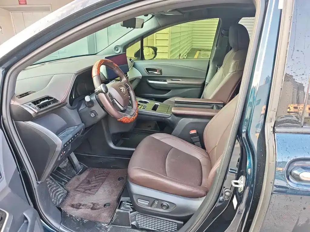 Toyota Granvia 2023 из CN, фото 8