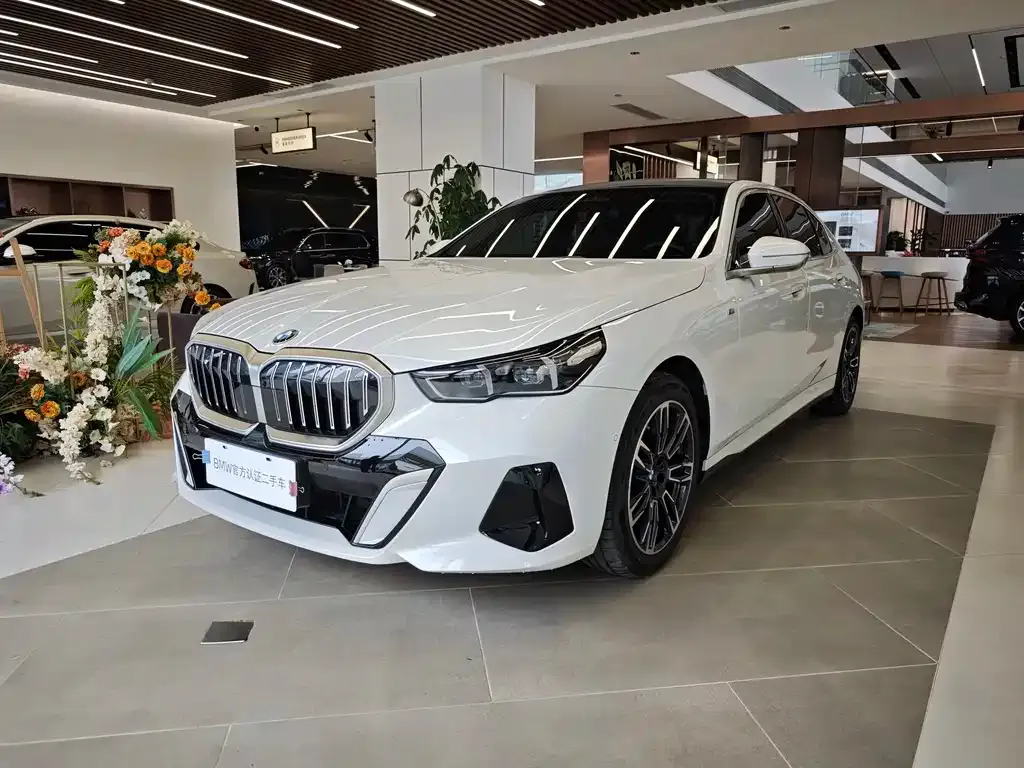 BMW 5 Series — фото 1