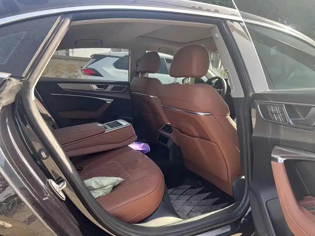 Audi A7L 2024 из CN, фото 6