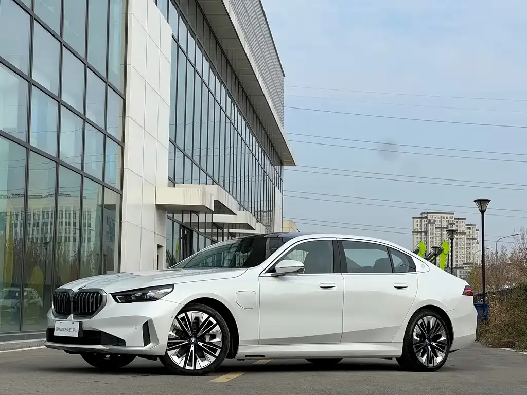 BMW i5 — фото 1