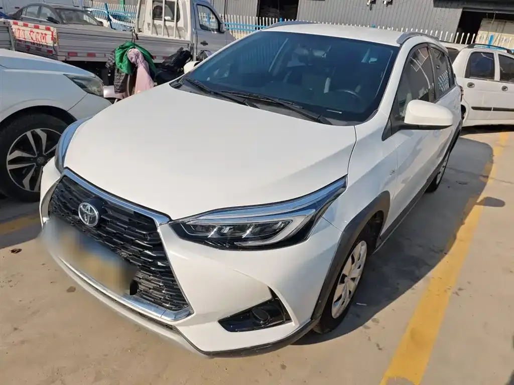 Toyota Yaris L — фото 1