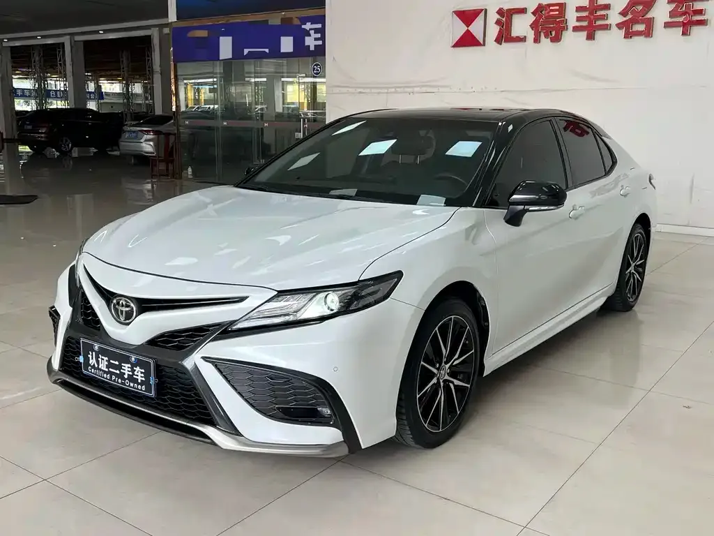 Toyota Camry — фото 1